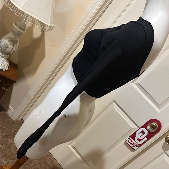 Elegant Black Ribbed Long Sleeve CropTop. Medium. - Picture 2 of 6